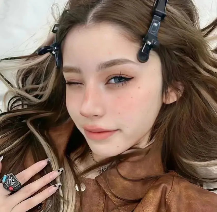 白色，红色与...